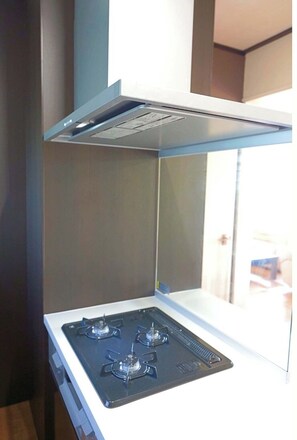 Refrigerador, microondas, parrilla de estufa y utensilios de cocina