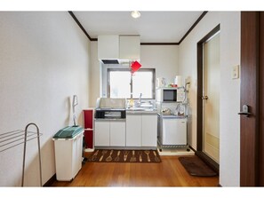 Kühlschrank, Mikrowelle, Herdplatte, Wasserkocher