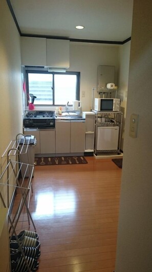 Réfrigérateur, micro-ondes, plaque de cuisson, bouilloire électrique