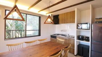 Kühlschrank, Mikrowelle, Herdplatte, Kochgeschirr/Geschirr/Besteck