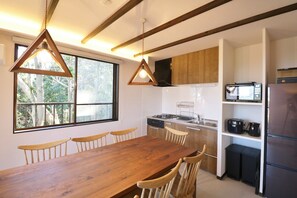 Een koelkast, een microgolfoven, een kookplaat