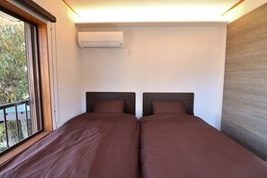 3 habitaciones, escritorio y ropa de cama