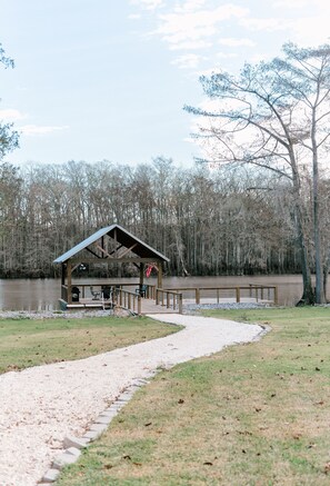 Property grounds - Fully renovated cabin on the Mermentau River with gorgeous scenic views (Mermentau)