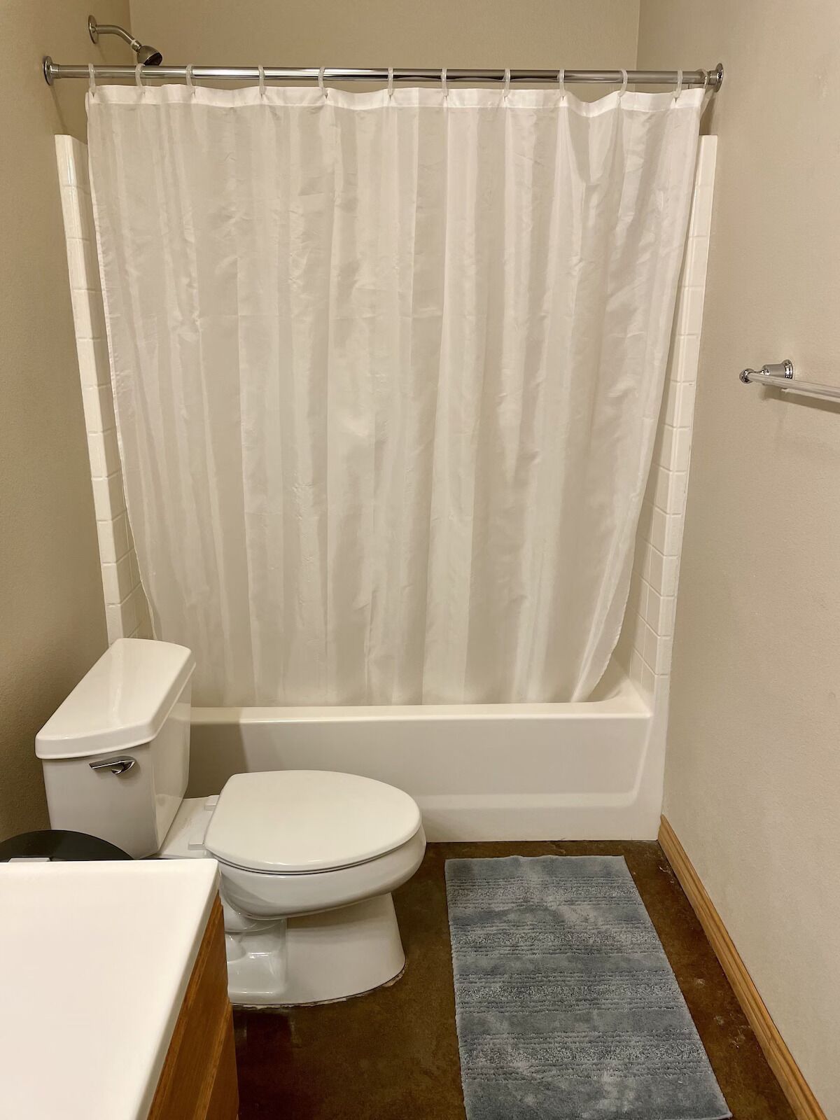 Combined shower/tub, towels