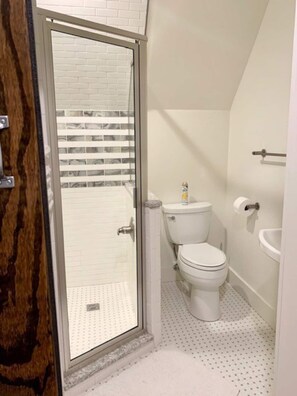 淋浴設備、風筒、提供毛巾、番梘