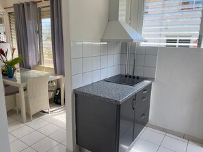 Kühlschrank, Mikrowelle, Herdplatte, Wasserkocher mit Kaffee-/Teezubehör