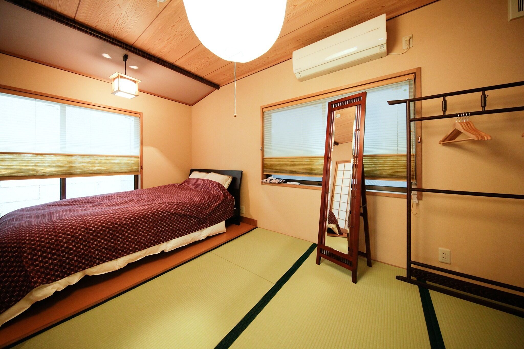 5 bedrooms, WiFi (free), bed sheets