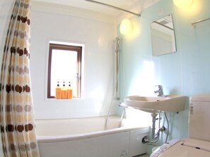 Secador de cabelo, toalhas de banho