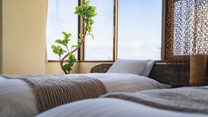 1 quarto, escrivaninha, roupa de cama
