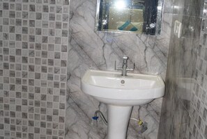 Quarto casal luxo | Banheiro | Chuveiro, chuveiro com efeito de chuva, produtos de toalete grátis 