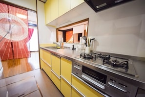 Kühlschrank, Mikrowelle, Herdplatte, Wasserkocher