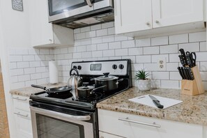 Fridge, microwave, oven, stovetop - Massage Chair & Arcade! @ Château Relax & Chill. Minutes from Downtown & WRL. (Dallas)