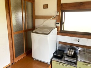 冷蔵庫、電子レンジ、コンロ、調理器具と食器