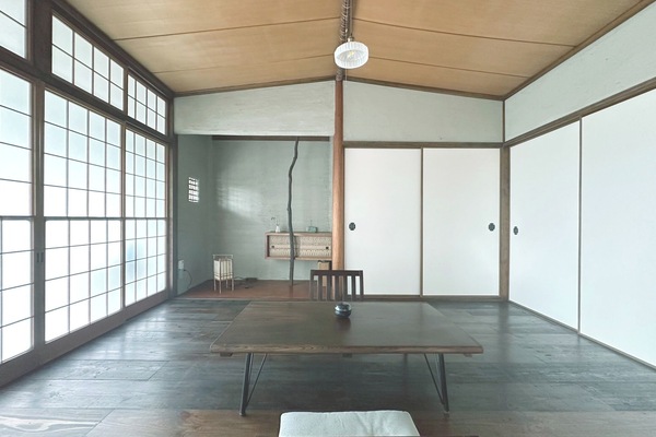 The 6-tatami room has a boat-shaped ceiling, an impressive alcove, and old wood flooring.