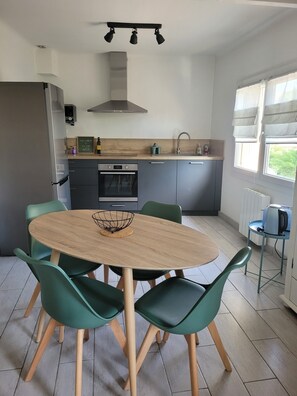 Fridge, microwave, oven, stovetop - T2 near historic center (Manosque)