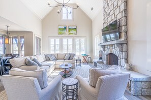 Smart TV, fireplace