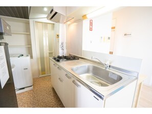 Kühlschrank, Mikrowelle, Herdplatte, Kochgeschirr/Geschirr/Besteck