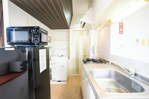 冷蔵庫、電子レンジ、コンロ、調理器具と食器