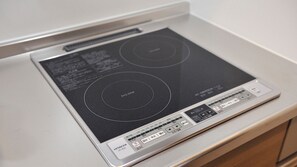 Réfrigérateur, micro-ondes, plaque de cuisson