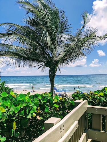 Modern Beach House, Private Screened-in Pool, close to Beach & Restaurants