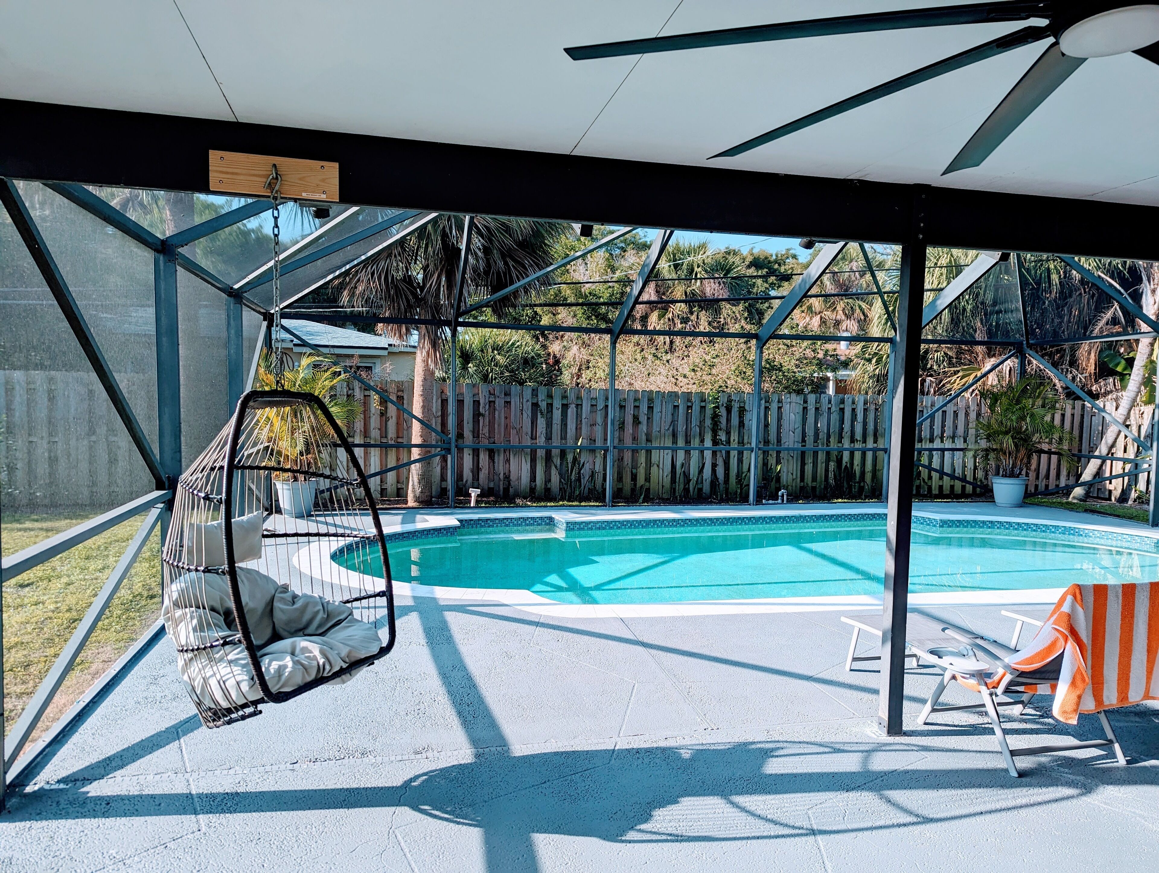Modern Beach House, Private Screened-in Pool, close to Beach & Restaurants