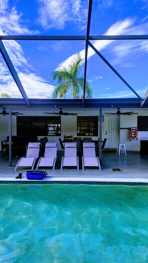 Alberca al aire libre y alberca climatizada