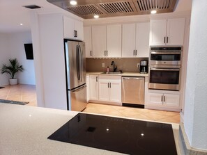 Refrigerador, microondas, horno y parrilla de estufa 