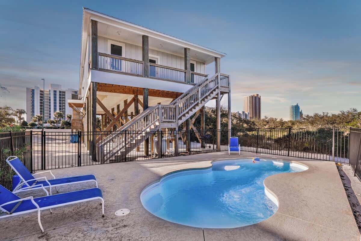 Piscine extérieure, chaises longues