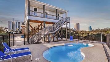 Piscine extérieure, chaises longues