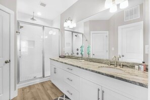 Ducha y bañera combinadas, secador de pelo, toallas y jabón