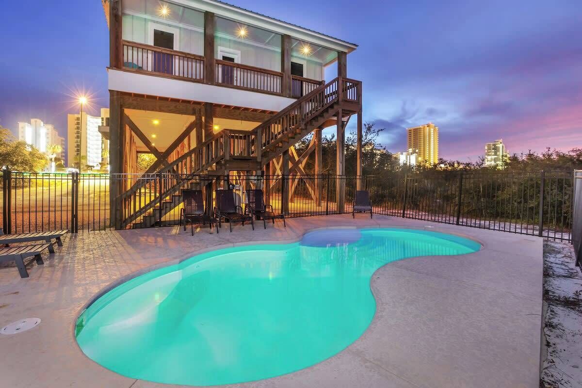 Una piscina al aire libre, tumbonas