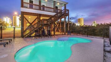 Una piscina al aire libre, tumbonas