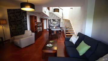 Smart TV, chimenea y tenis de mesa