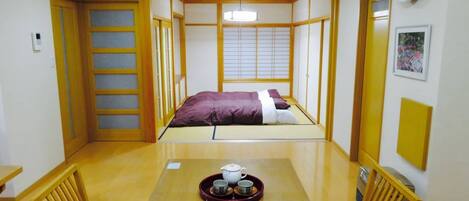 2 slaapkamers, een bureau, een strijkplank/strijkijzer, gratis wifi