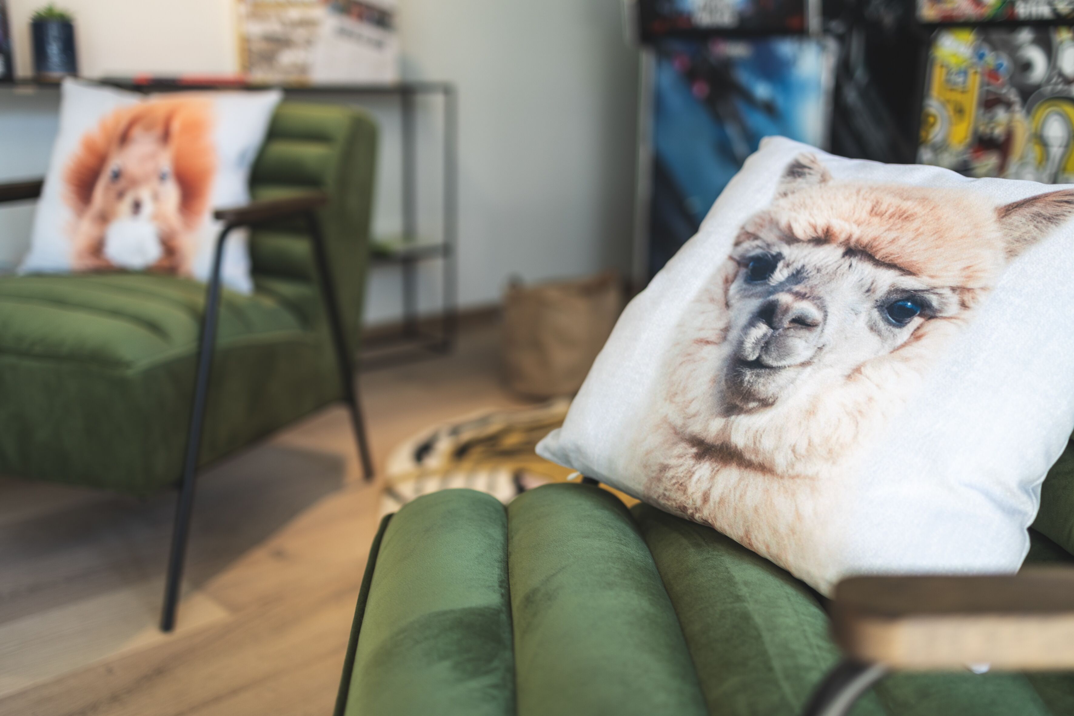 Un sillón verde con un cojín que muestra un perro.