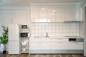 Réfrigérateur, four à micro-ondes, surface de cuisson
