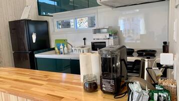 Fridge, microwave, stovetop, cookware/dishes/utensils