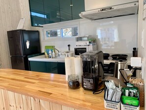 Kjøleskap, mikrobølgeovn, kokeplater og kjøkkenutstyr