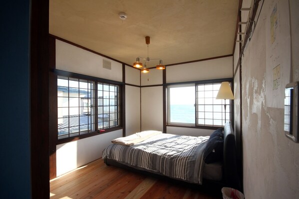 4 bedrooms, desk, iron/ironing board, free WiFi