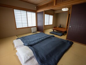 6 bedrooms, desk, iron/ironing board, free WiFi