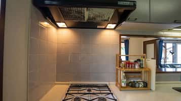 Jääkaappi, mikroaaltouuni, liesi, keittoastiat/astiat/ruokailuvälineet