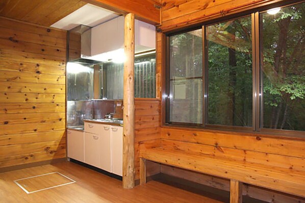 Kühlschrank, Mikrowelle, Herdplatte, Kochgeschirr/Geschirr/Besteck