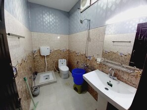 Deluxe-Doppel- oder -Zweibettzimmer | Badezimmer | Dusche, kostenlose Toilettenartikel, Hausschuhe, Handtücher