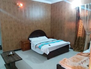 Habitación triple Deluxe | Tabla de planchar con plancha, wifi gratis, ropa de cama
