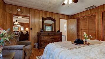 3 habitaciones, escritorio y tabla de planchar con plancha