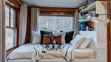 3 bedrooms, desk, iron/ironing board, travel crib