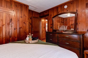 4 Schlafzimmer, Schreibtisch, Bügeleisen/Bügelbrett, Reisekinderbett