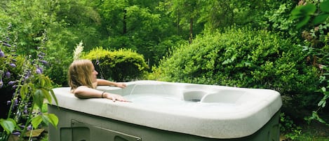 Tina de hidromasaje al aire libre