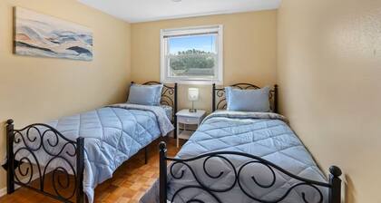 Walk to Lambeau! 4BR Home, Sleeps 8