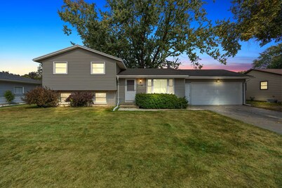 Walk to Lambeau! 4BR Home, Sleeps 8